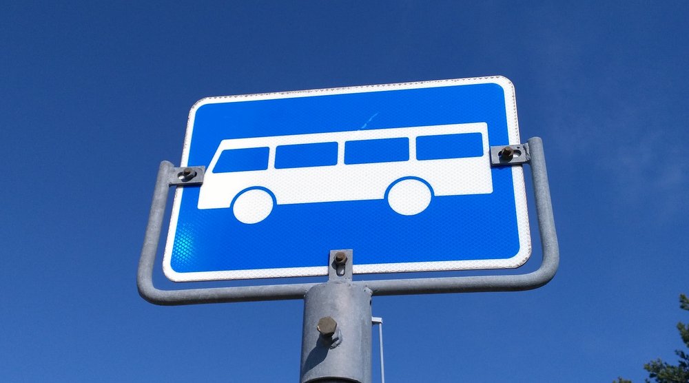Bildet viser et busskilt.